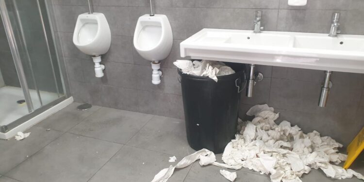 El personal de Correos en el área de Vigo, entre basura y sin baños por la huelga del servicio de limpieza