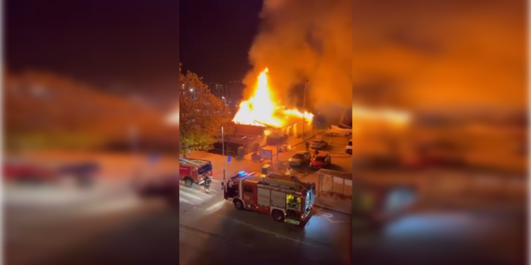 Termina sin heridos el incendio que devastó el restaurante del puerto deportivo de Moaña
