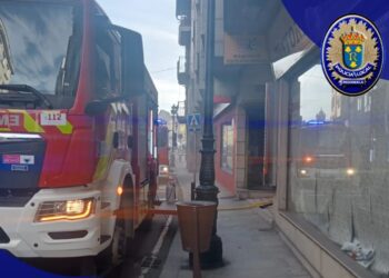 Arde el almacén de una tienda en Redondela y el humo afecta a los establecimientos colindantes