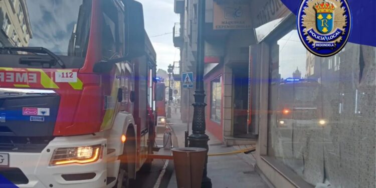 Arde el almacén de una tienda en Redondela y el humo afecta a los establecimientos colindantes