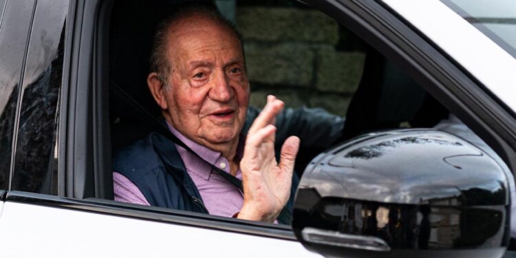 Juan Carlos I deja Galicia tras una semana sin verse con su hijo y reconociendo que querría quedarse en España