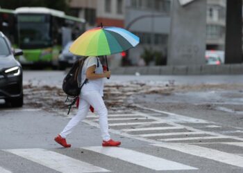 La entrada de una borrasca activa un aviso amarillo por lluvia en Vigo y naranja por viento en la costa