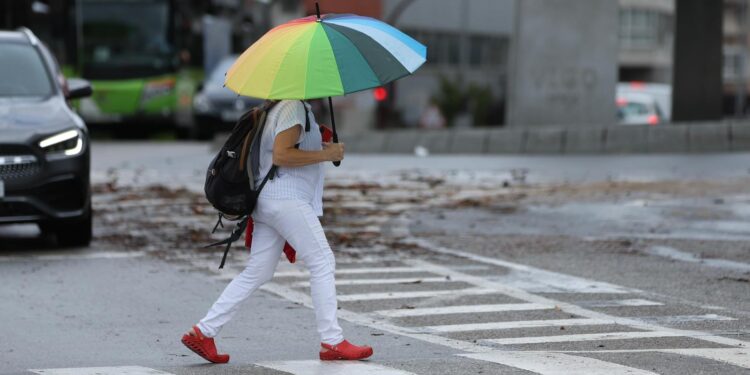 La entrada de una borrasca activa un aviso amarillo por lluvia en Vigo y naranja por viento en la costa