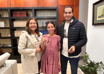 El Casco Vello de Vigo recibe a tres familias: la rehabilitación de Real 13 culmina con la entrega de llaves