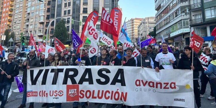 Trabajadores de Vitrasa vuelven a manifestarse en Vigo por un convenio «digno» en plena jornada de huelga