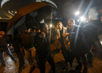 Trabajadores de Vitrasa boicotean la visita de Caballero a las pruebas de iluminación del Halo