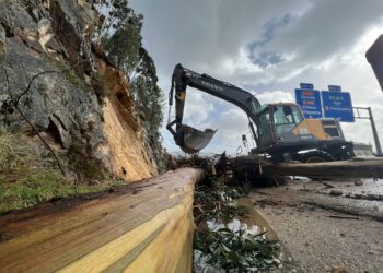 Un enorme desprendimiento obliga a cortar la Autovía do Morrazo