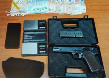 Detenido un vecino de Ponteareas por dedicarse al menudeo de droga y tener una pistola en su casa