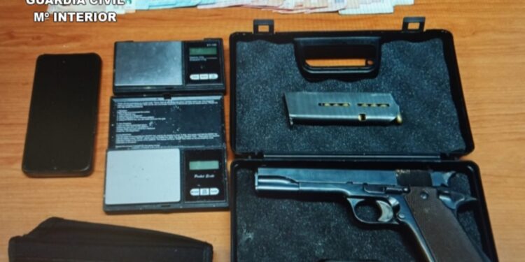 Detenido un vecino de Ponteareas por dedicarse al menudeo de droga y tener una pistola en su casa