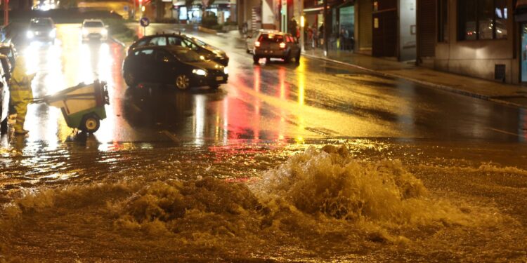 El cielo se abrió sobre Vigo: inundaciones, cortes de luz y caídas de árboles por una tromba de agua