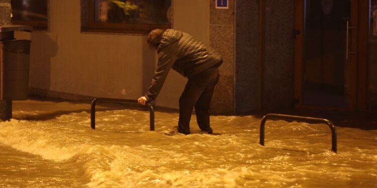 El cielo se abrió sobre Vigo: inundaciones, cortes de luz y caídas de árboles por una tromba de agua