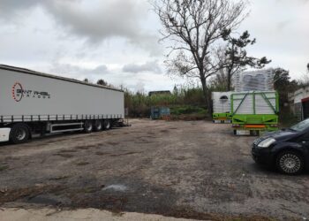 La gran noria, principal atracción de la Navidad de Vigo, ya espera ‘escondida’ para su montaje