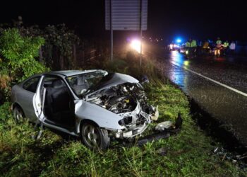 Tres heridos, dos de ellos rescatados del vehículo, tras chocar dos coches en Tomiño