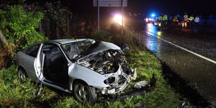 Tres heridos, dos de ellos rescatados del vehículo, tras chocar dos coches en Tomiño