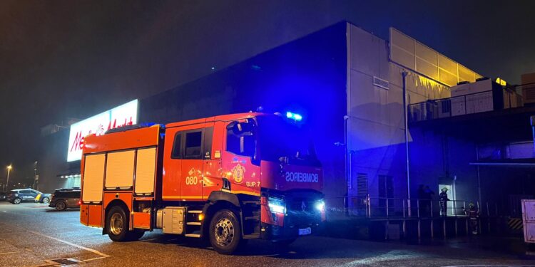 Alarma por incendio en unos grandes almacenes del Meixoeiro
