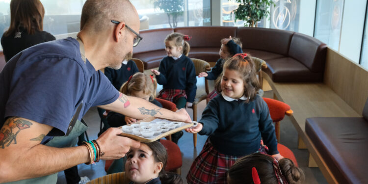 Las más ‘peques’ aprenden hábitos saludables con el chef estrella Michelín Rafa Centeno