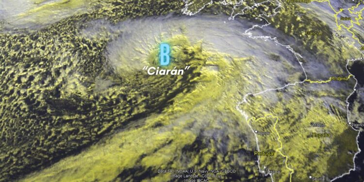 ‘Ciarán’ provoca las primeras incidencias en Vigo a la espera de que estalle en toda su crudeza