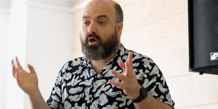 Muere en Vigo el escritor coruñés Miguel López, ‘El Hematocrítico’, pareja de Ledicia Costas