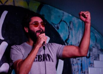 Manu Chacón llega a Vigo con Los Monólogos de la Treus: «La comedia existe para trasgredir los límites»