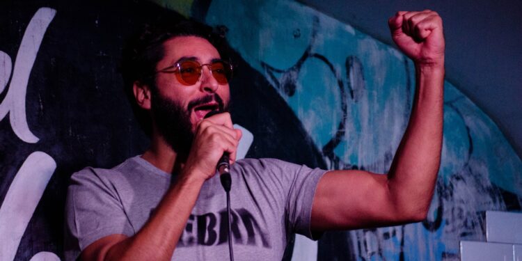 Manu Chacón llega a Vigo con Los Monólogos de la Treus: «La comedia existe para trasgredir los límites»