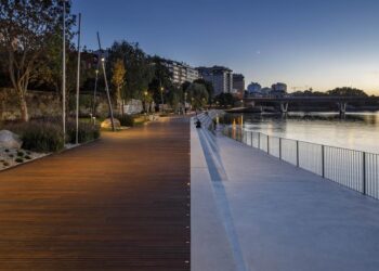 El Colegio de Arquitectos premia el paseo de Bouzas, las galerías de O Castro y dos edificios de Vigo