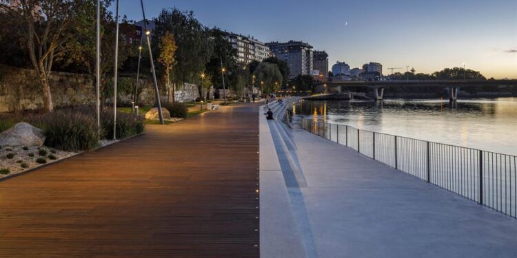 El Colegio de Arquitectos premia el paseo de Bouzas, las galerías de O Castro y dos edificios de Vigo
