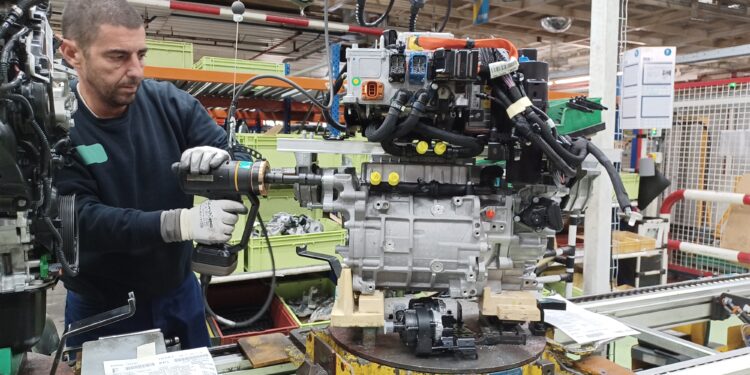 Stellantis Vigo integra en la línea la preparación del motor eléctrico del nuevo Peugeot E-2008