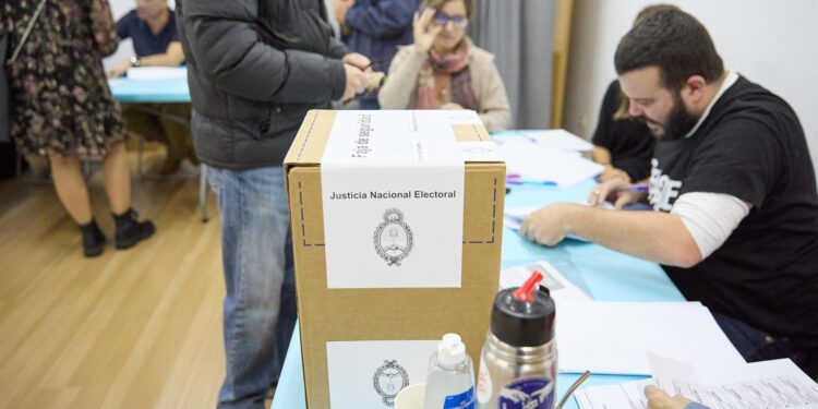 Argentinos en Galicia, «preocupados» ante las elecciones: «Están marcadas por el voto del odio»