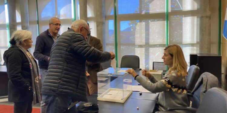El referéndum en Nigrán para elegir el sentido de una calle alcanza un 85,7% de participación