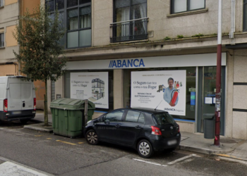 Atraco a punto de pistola en un Abanca de Vigo: botín de 3.000 euros y los móviles