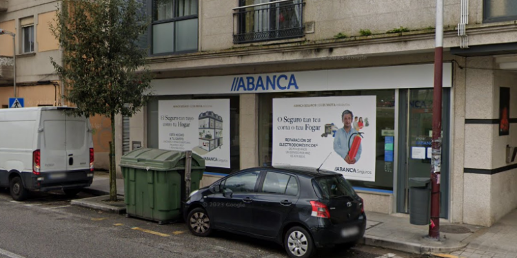 Atraco a punto de pistola en un Abanca de Vigo: botín de 3.000 euros y los móviles