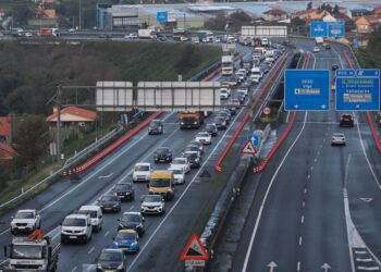 Atasco kilométrico en la VG-20 y la AG-57 por un accidente de tráfico