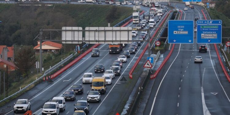 Atasco kilométrico en la VG-20 y la AG-57 por un accidente de tráfico