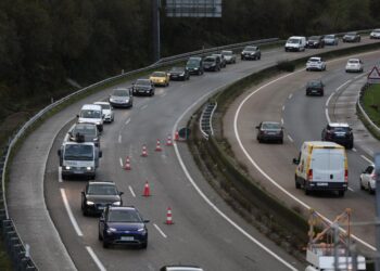 Atasco kilométrico en la VG-20 y la AG-57 por un accidente de tráfico