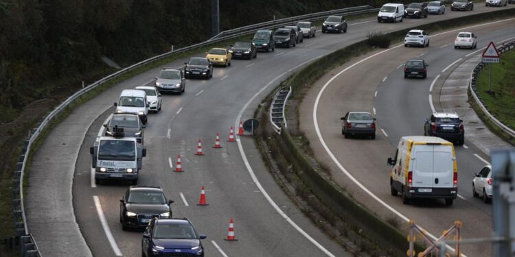 Atasco kilométrico en la VG-20 y la AG-57 por un accidente de tráfico