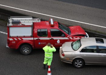 Atasco kilométrico en la VG-20 y la AG-57 por un accidente de tráfico