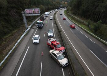 Atasco kilométrico en la VG-20 y la AG-57 por un accidente de tráfico