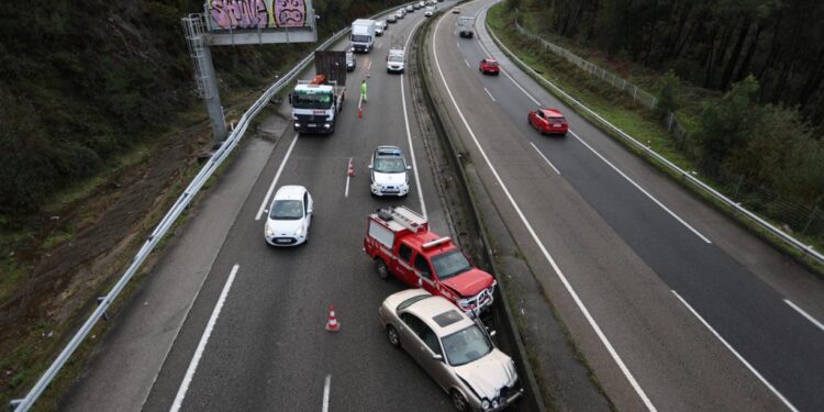 Atasco kilométrico en la VG-20 y la AG-57 por un accidente de tráfico