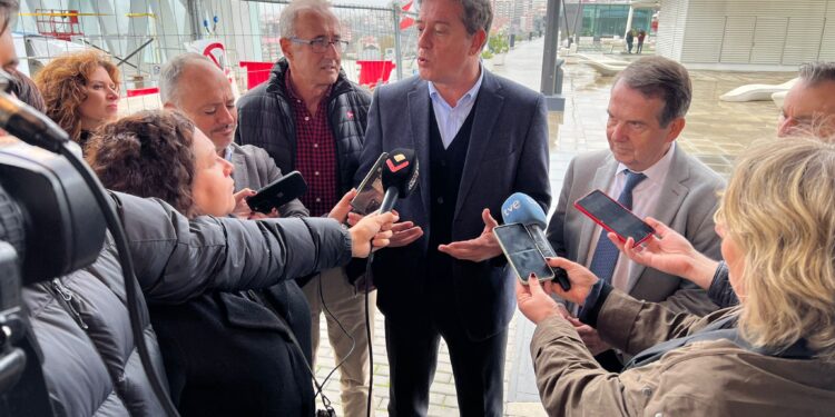 Besteiro cifra en 83 millones el coste de bonificar la AP-9 y la AP-53, y pide a la Xunta “tomar nota”