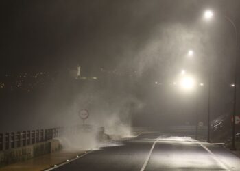 El viento alcanza los 100 kilómetros por hora en Cíes y Oia, donde un árbol cayó encima de una casa