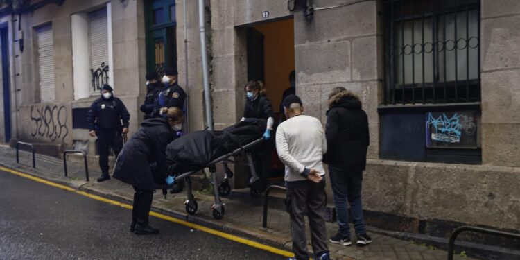 Encontrado el cadáver de un hombre en uno de los edificios de la calle Fisterra con orden de desalojo