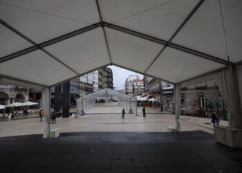 El centro de Vigo prepara su magosto con castañas gratis y actuaciones infantiles pese a la lluvia