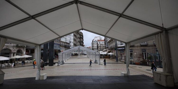 El centro de Vigo prepara su magosto con castañas gratis y actuaciones infantiles pese a la lluvia