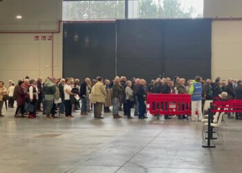 Septuagenarios hacen colas de dos horas en el Ifevi para vacunarse contra la Covid-19 y la gripe