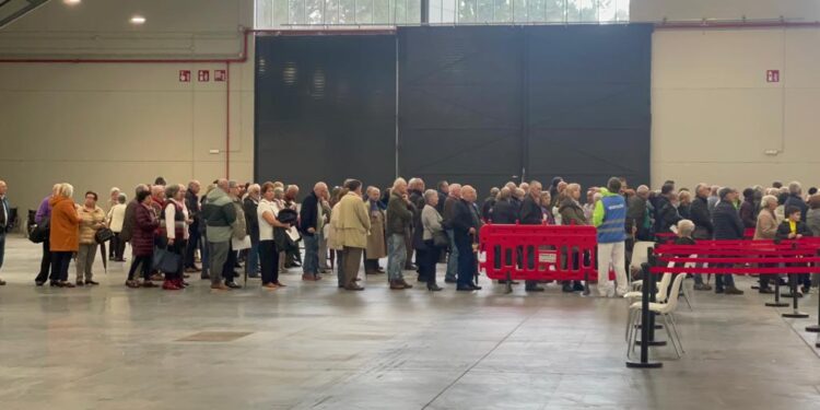 Septuagenarios hacen colas de dos horas en el Ifevi para vacunarse contra la Covid-19 y la gripe