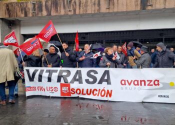 Empleados de Vitrasa se concentran de nuevo ante el Concello «sin noticias» del gobierno local
