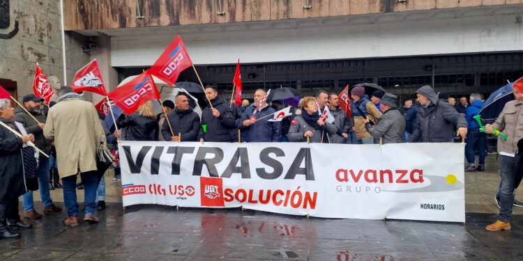 Empleados de Vitrasa se concentran de nuevo ante el Concello «sin noticias» del gobierno local