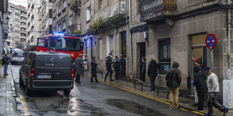 Completado con orden judicial el desalojo de los edificios inseguros de la calle Fisterra tras hallarse un cadáver