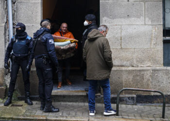Completado con orden judicial el desalojo de los edificios inseguros de la calle Fisterra tras hallarse un cadáver