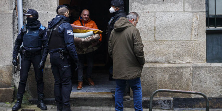 Completado con orden judicial el desalojo de los edificios inseguros de la calle Fisterra tras hallarse un cadáver